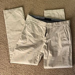 Tommy Hilfiger Chino Pant Size 31/32 in Creamy White